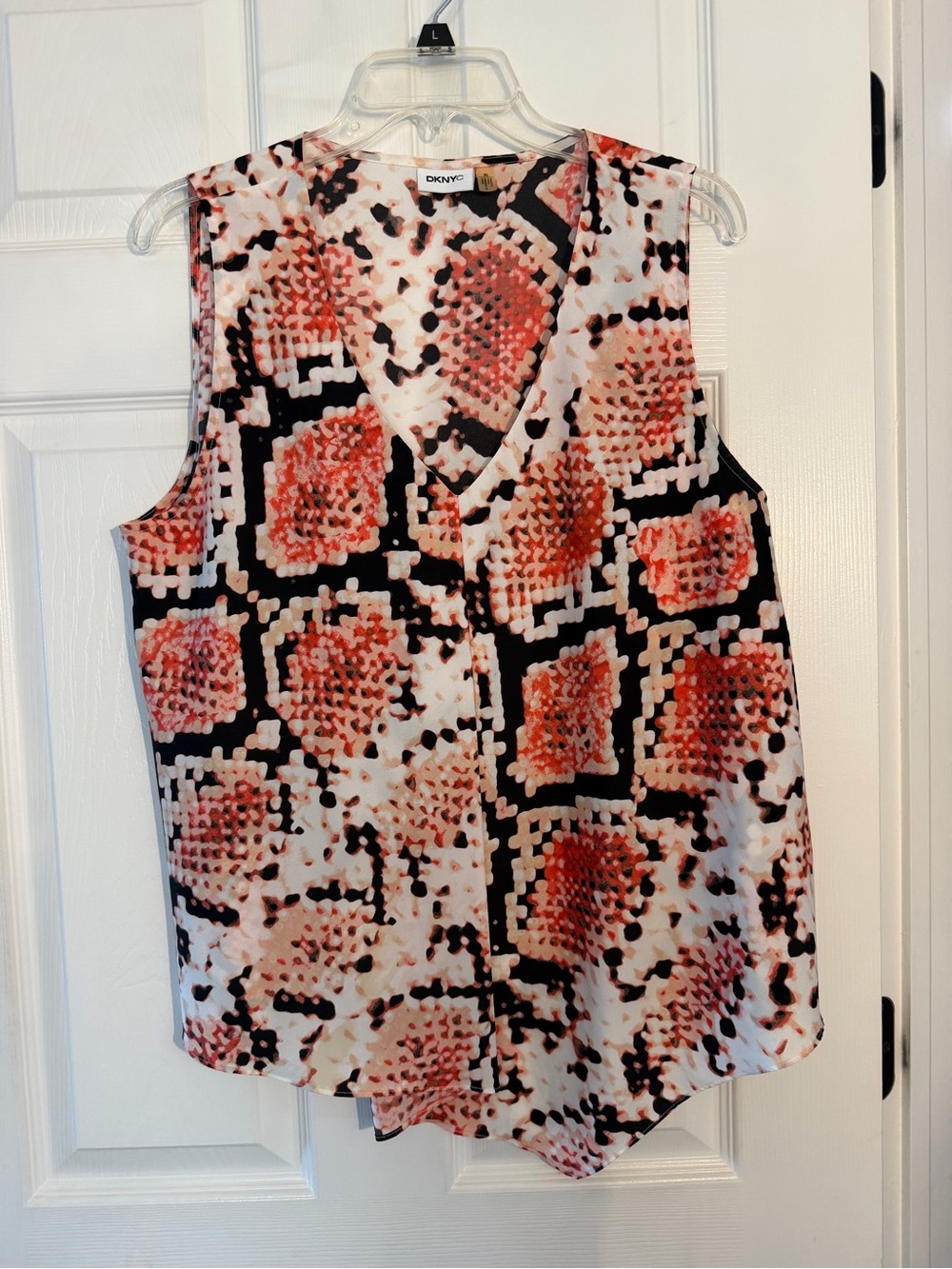 DKNYC Coral, Black & White V-Neck Sleeveless Print Top